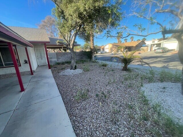 Building Photo - "Charming 3-Bed, 2-Bath Townhouse Retreat on Sylvan Oak Drive – Your Cozy Las Vegas Oasis Awaits!"