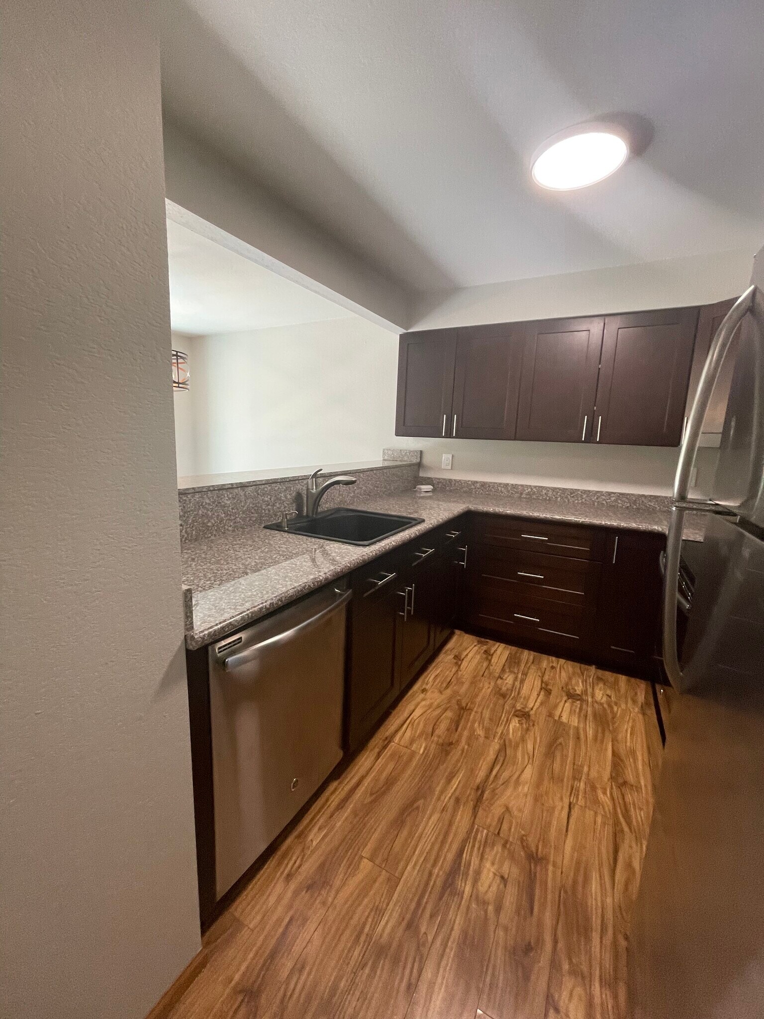 Large well lit chef's kitchen - 280 NW Holly St