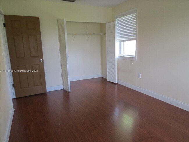 Building Photo - 216 Lakeside Cir