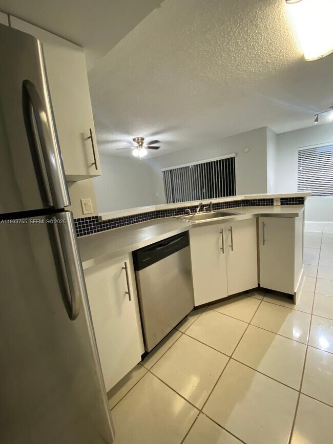 Building Photo - 9999 Summerbreeze Dr