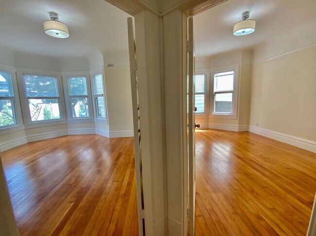 Building Photo - RENOVATED 2BR. Dishwasher! Laundry On-Site...