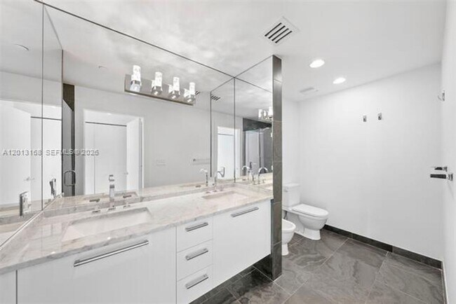 Building Photo - 900 Biscayne Blvd