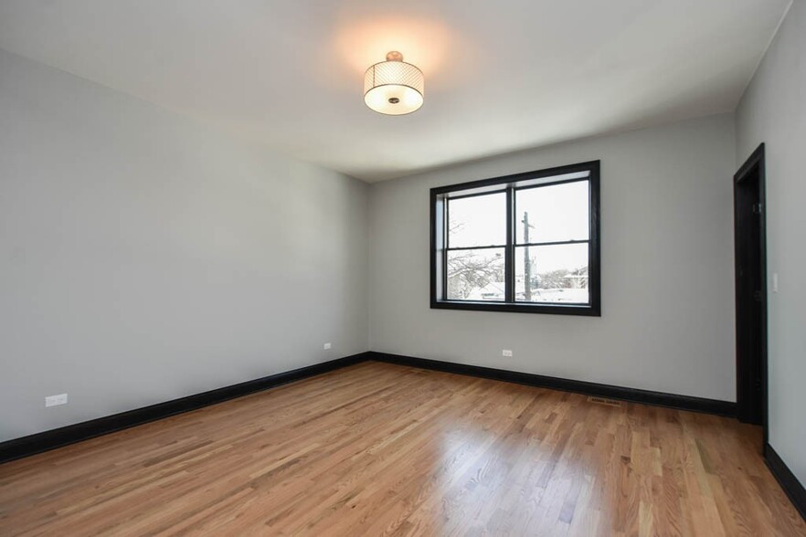 Building Photo - 3923 N Ashland Ave