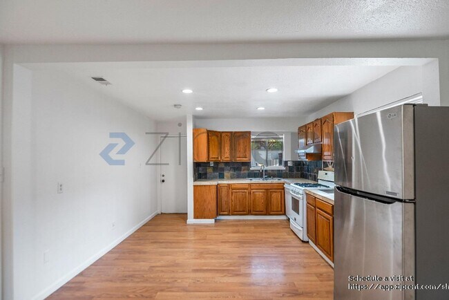 Building Photo - 909 N Estates Dr