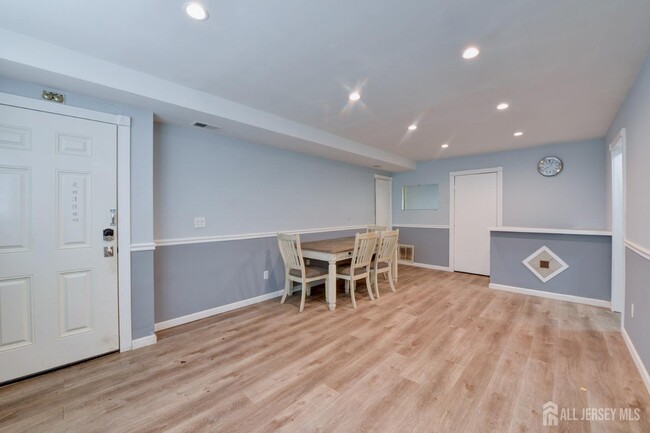 Building Photo - 382 College Dr