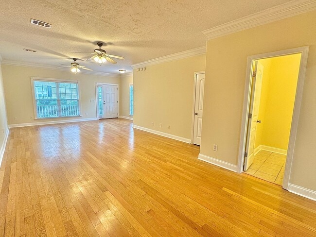 Building Photo - AVAILABLE MID-APRIL 2026! (No Pets)