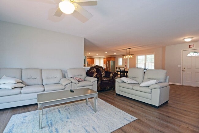 Building Photo - Spacious 5-Bed 3-Bath Home in South St. Paul - Available Now!