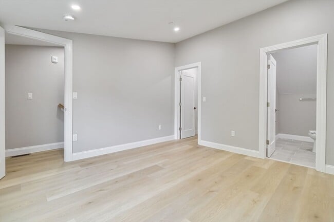 Building Photo - 192 Main St