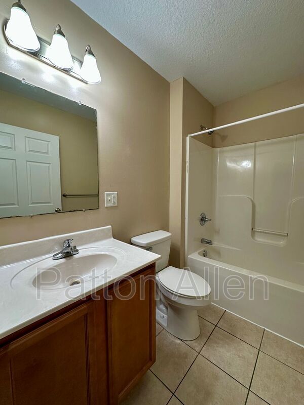 Building Photo - 8 Zell Ln