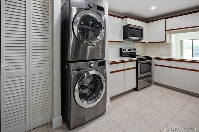 Building Photo - 6901 Edgewater Dr