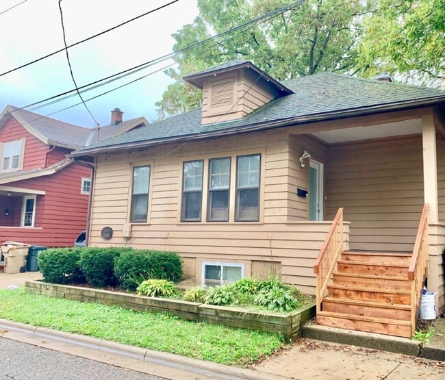 Building Photo - 1325 St James Ct
