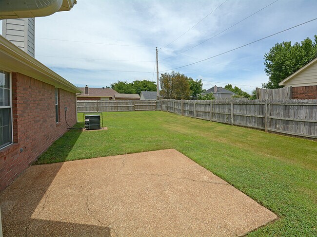 Building Photo - 3 BEDROOM, 2 BATH NEAR STATELINE RD AND ROSS RD