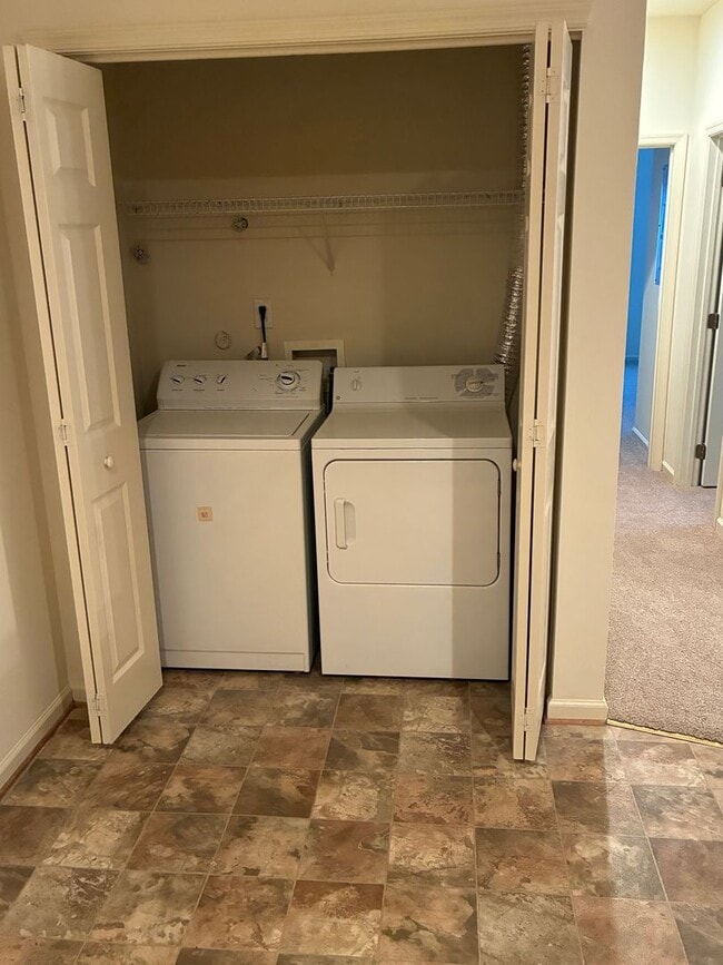 Building Photo - Willow Lakes - Yorktown