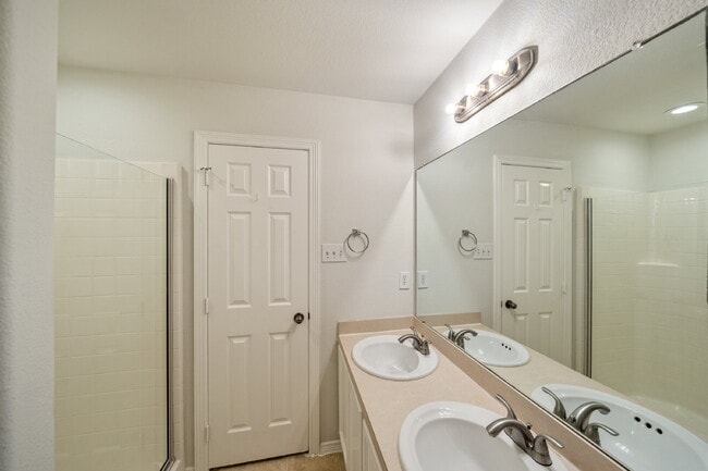 Building Photo - 305 Golden Oak Dr