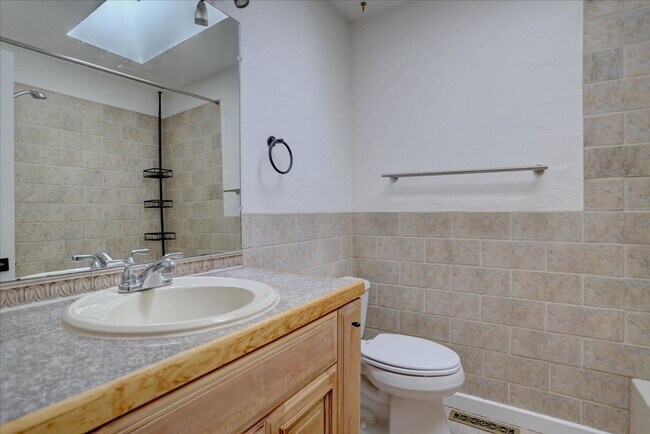 Building Photo - Available for immediate move-in!