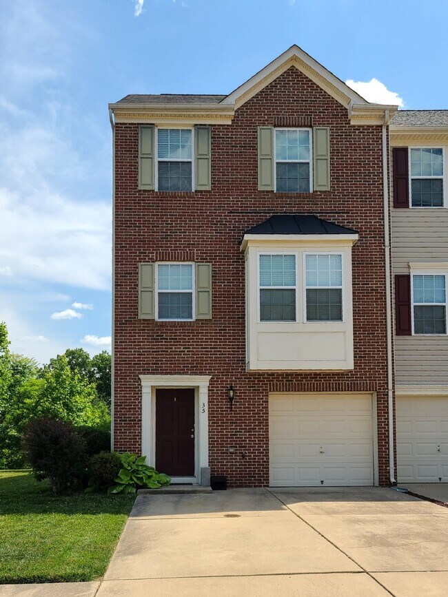 Building Photo - 3-Level TH, 3 BR, 2.5 BA, Garage