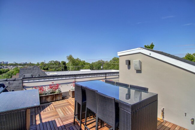 Building Photo - 4 Bed / 3.5 Bath | Crocker Village Brownst...
