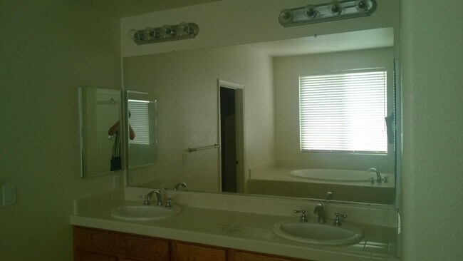 Building Photo - Excellent Elk Grove Location, Spacious 4 bedroom home with office, sitting parlor, and large kitchen