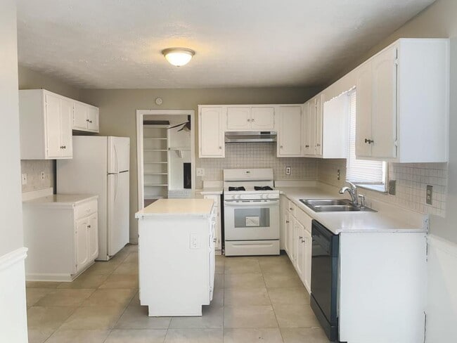 Building Photo - 2021 Hunters Cove Dr