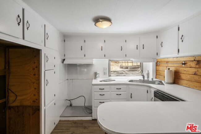 Building Photo - 618 S Topanga Canyon Blvd
