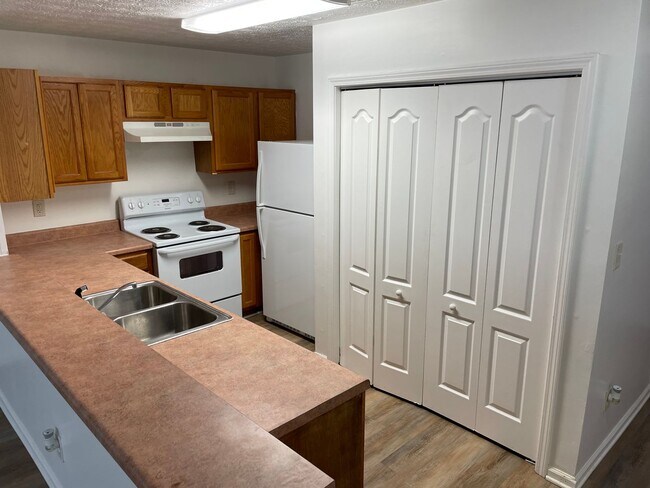 Building Photo - Spacious 4 Bedroom Townhome in Jackson with fenced backyard!