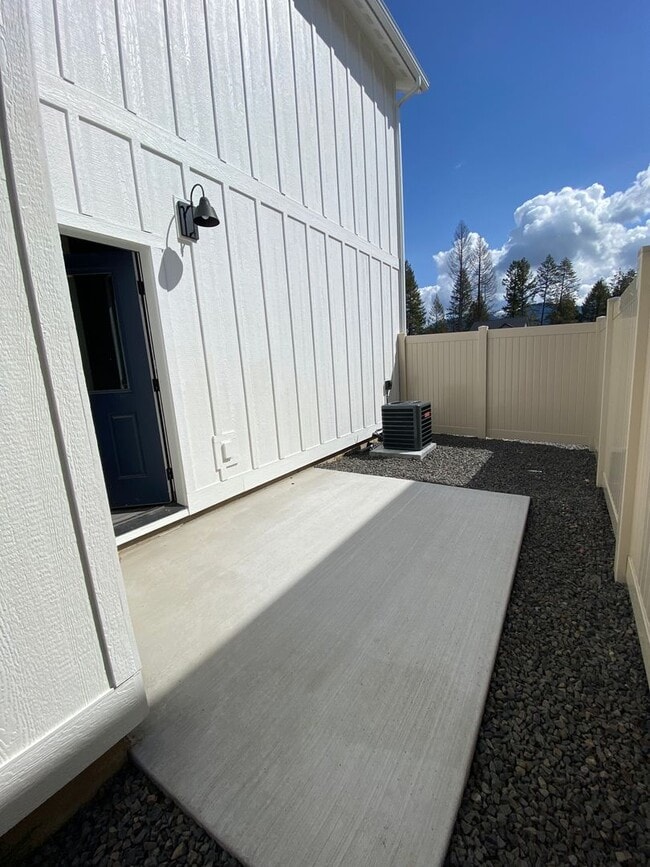 Building Photo - New Townhome in Priest River