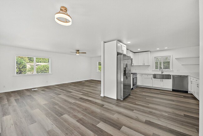 Building Photo - Updated 3-Bedroom Port Orchard Rambler with Covered Porch