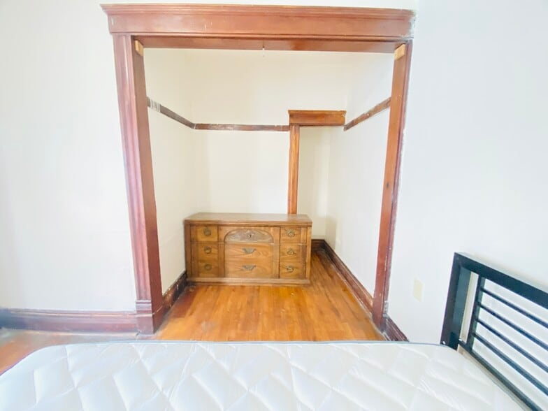 Building Photo - 1337 Madison St