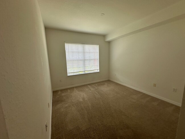 Building Photo - 2 / 2 Lakefront Condo