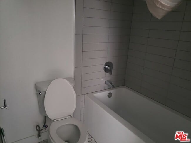 Building Photo - 310 S Kenmore Ave