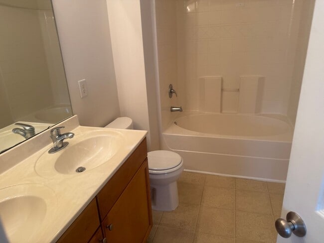 Building Photo - Fantastic 4br/2.5ba home, Conv to 40, excellent location, Available Now!