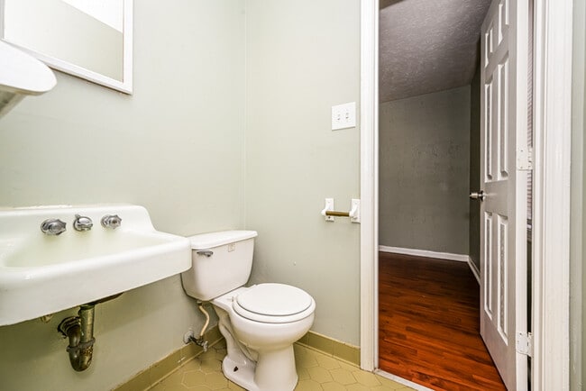 Building Photo - Fantastic 4bd/3ba home! Let yourself in!