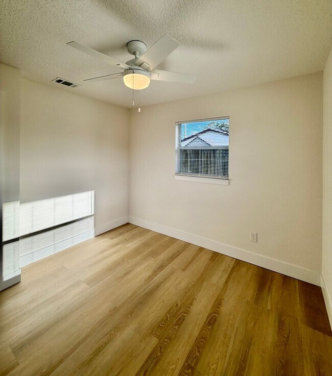 Building Photo - Adorable Makeover Melbourne Florida-Close to Wickham Rd.