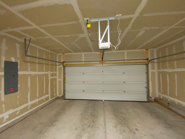Building Photo - 4 Bedroom Single Story Home Available Near...