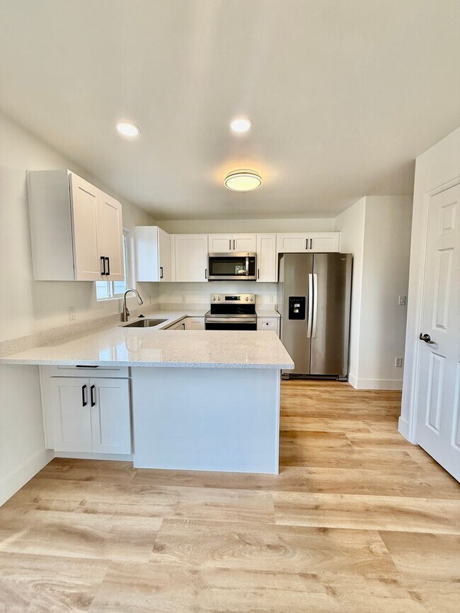 Building Photo - Remodeled 3-BR Lexington Townhome - End Unit