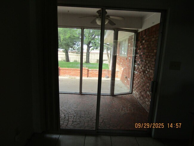 Building Photo - Very nice spacious home! No Carpet! Pet Fr...