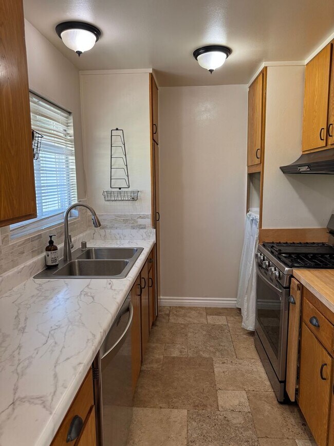 Building Photo - Turnkey Single-Story Home in Prime Camaril...