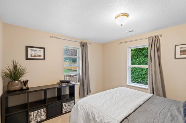 Building Photo - 9810 NE 3rd St