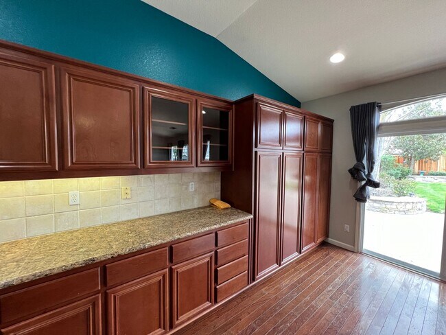 Building Photo - 4 bedrooms, an office and single-story home with a pool!!