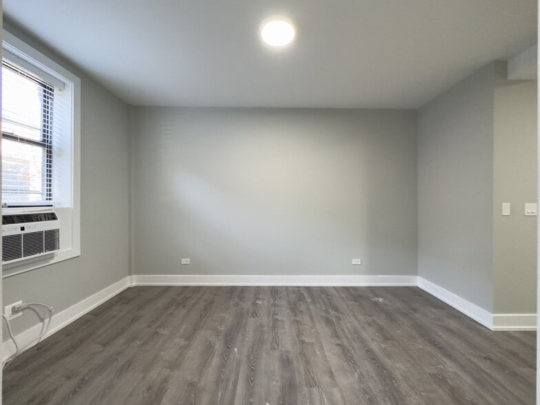 Building Photo - 545 W Belmont Ave