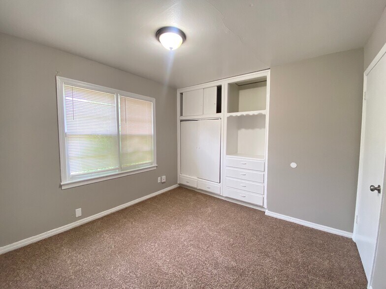 Building Photo - 3712 Woodside Dr