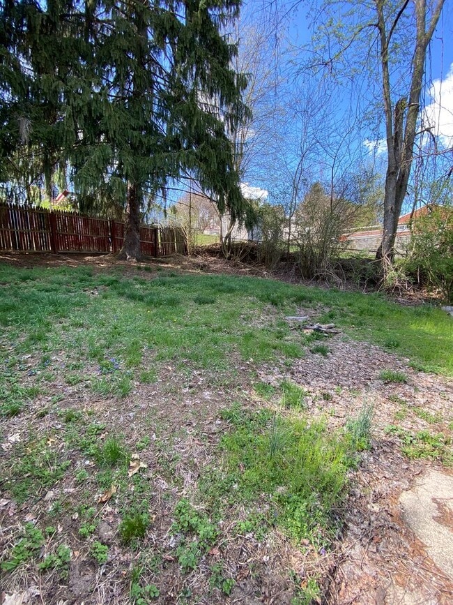 Building Photo - AVAILABLE MAY 2026 - Check out this 2 Bedroom Home w/ Garage in Duquesne Heights!