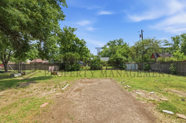 Building Photo - 656 S Whittier St