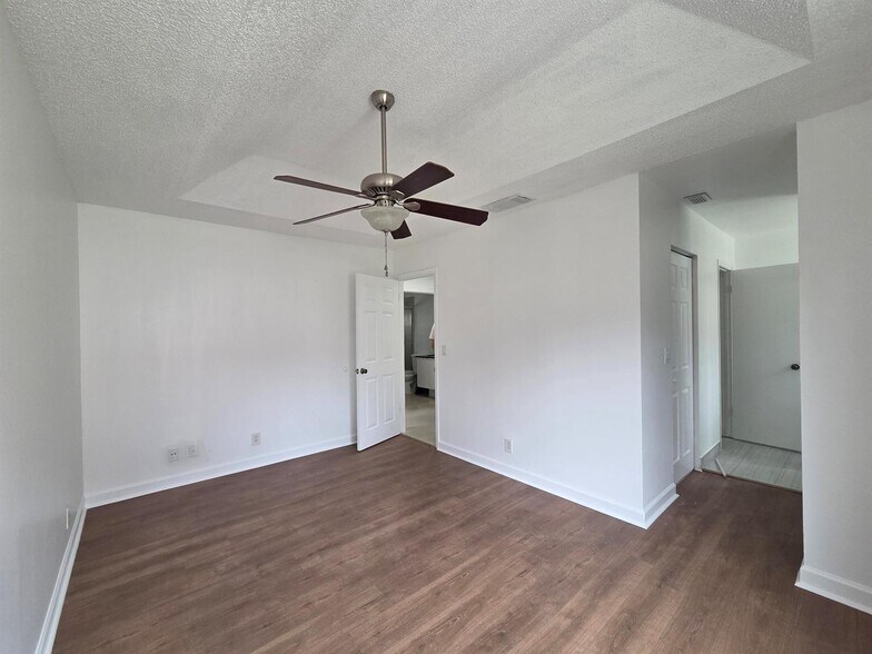 Building Photo - 533 NW 47th Ave