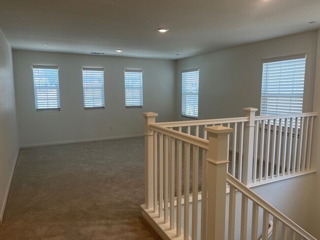 Building Photo - Lake Elsinore 5 Bedroom