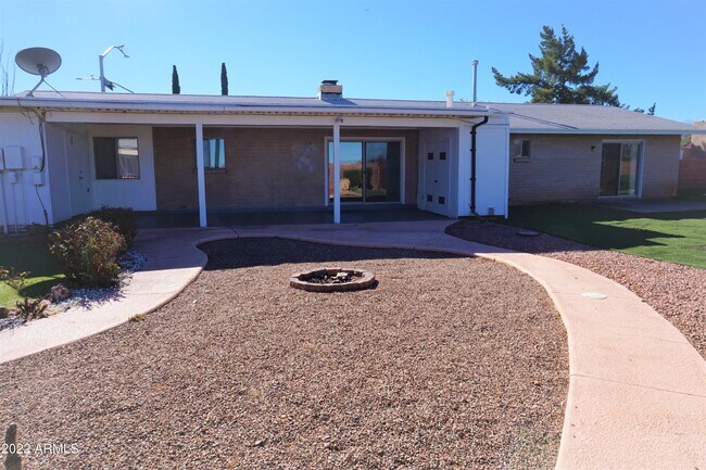 Building Photo - 2209 Golf Links Rd