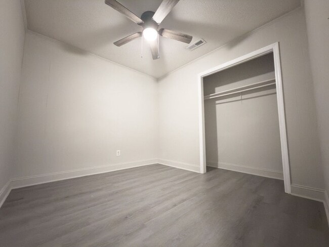 Building Photo - 836 White Oak Dr