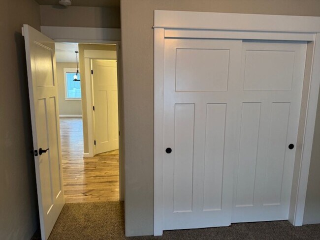 Building Photo - 3 BEDROOM/ 2 BATH HOME WITH OPEN LAYOUT AND SCENIC SETTING