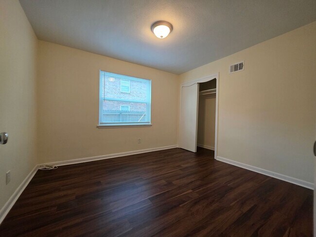 Building Photo - Bull St