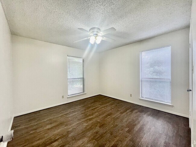 Building Photo - Spacious 2 Bedroom Apartment - Parking - N...
